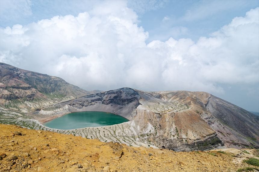 エメラルドグリーンに輝く蔵王御釜