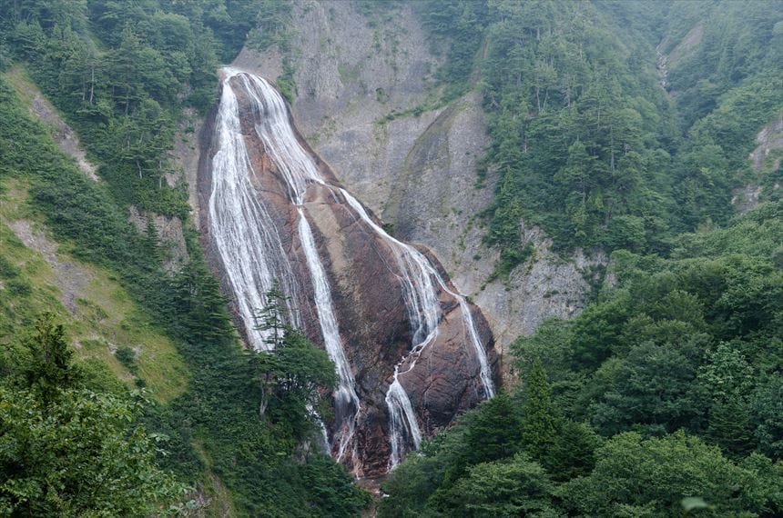 岩肌を滑るように流れる滑川大滝