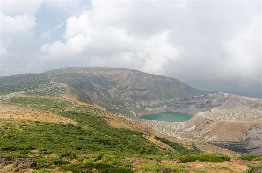 広大な蔵王御釜のカルデラ