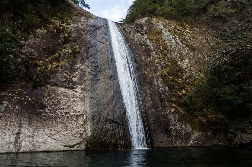 布引の滝 日本の滝百選「三重 布引の滝」階段を下って見た滝の風景