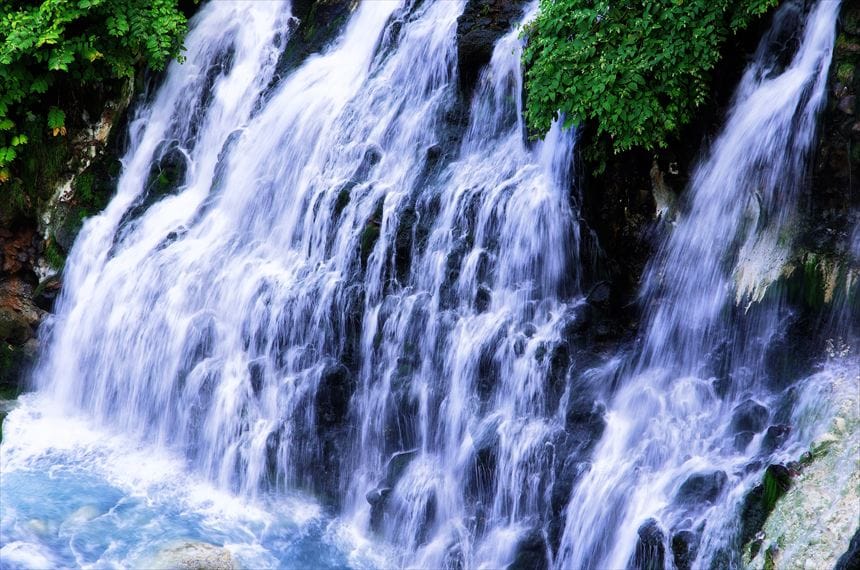 望遠で撮影したブルーリバーブリッジから見た白ひげの滝