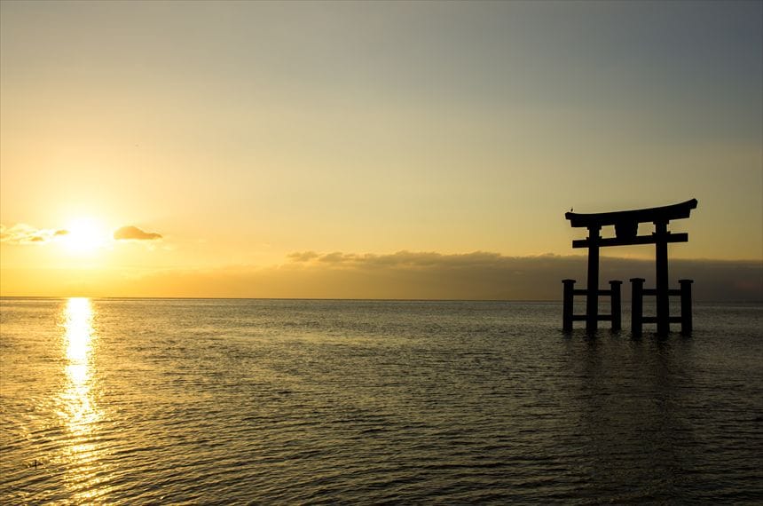 白髭神社 白髭神社「近江の厳島」と言われる鳥居と朝日8月23日6:00撮影