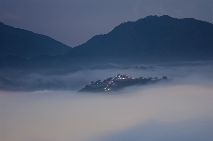 昔の規制がなかった竹田城は夜中から人でいっぱいです