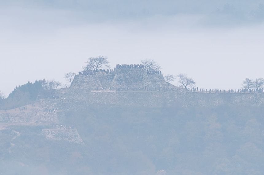 竹田城の石垣の上には人だらけ