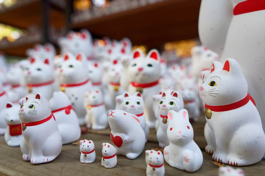 ウサギ2匹にキツネ1匹が招き猫に紛れ込んでいる