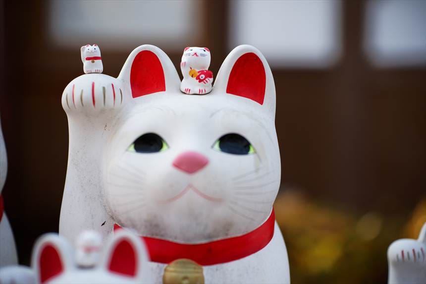 大きな招き猫の上に、鯛を持った招き猫