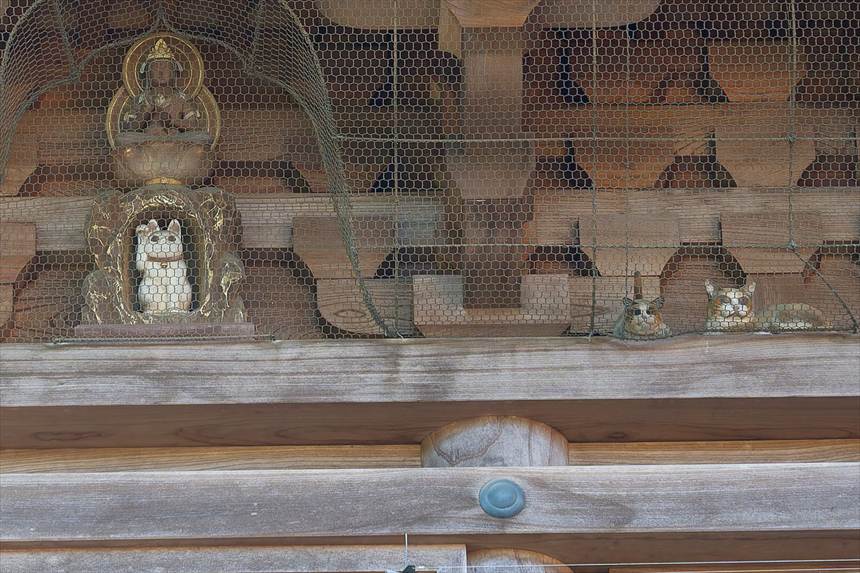 豪徳寺の三重塔には招き猫の彫刻がある