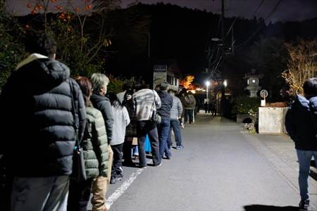 宝徳寺 ライトアップ 入場待ち行列