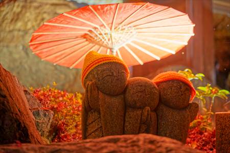 逆光のお地蔵さん