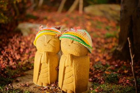 宝徳寺の帽子にモミジが載った2体の小さなお地蔵さん6