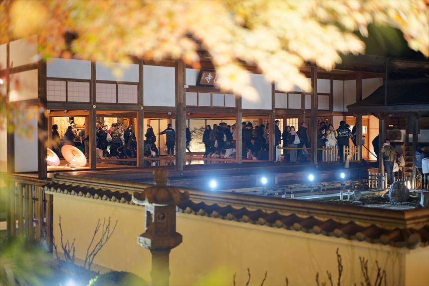 床モミジを撮影する人々