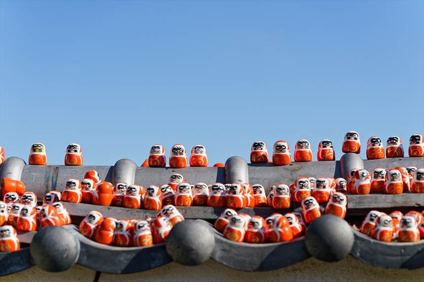 屋根にいっぱいの勝尾寺の達磨