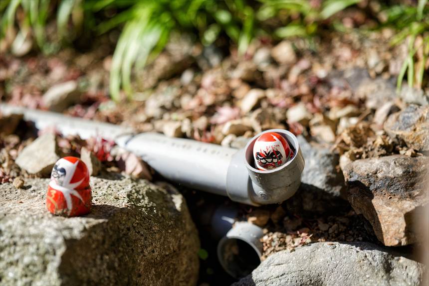 パイプにもはまっている勝尾寺の達磨