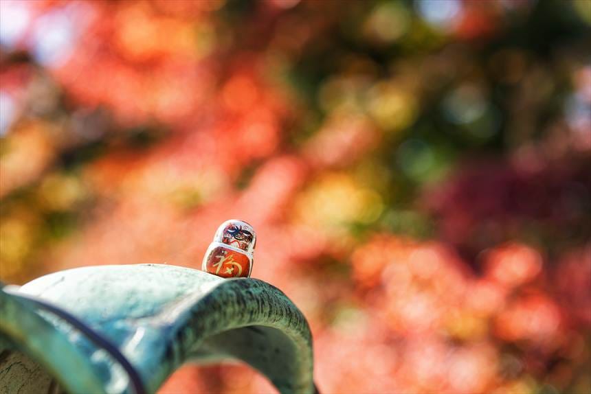 達人のようにたたずむ勝尾寺の達磨