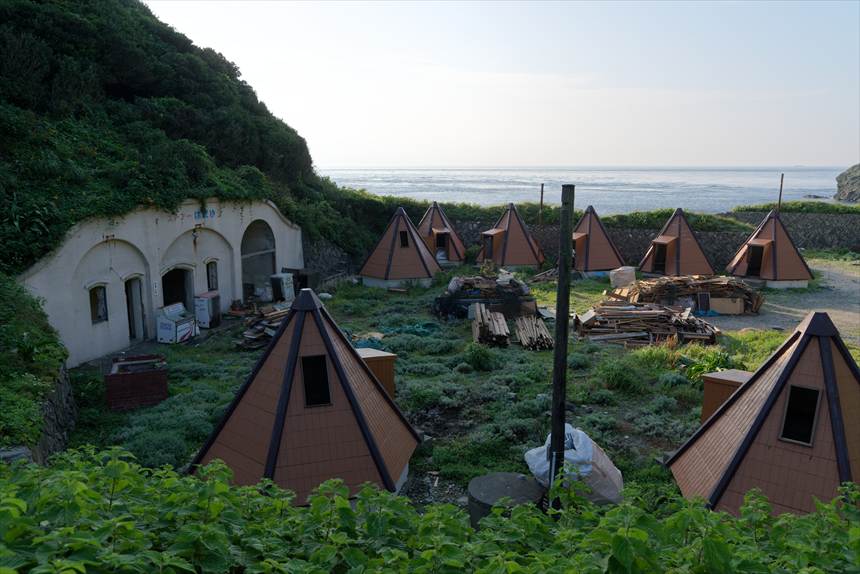 佐田岬にある旧軍司令部跡には謎の三角屋根の小屋がありました。今はありません。