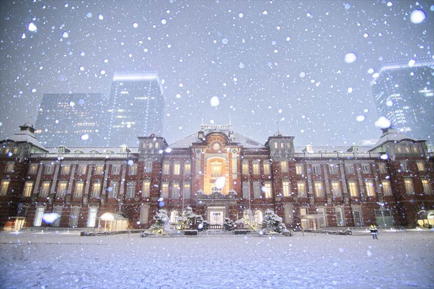 フラッシュを使って撮影した雪の東京駅
