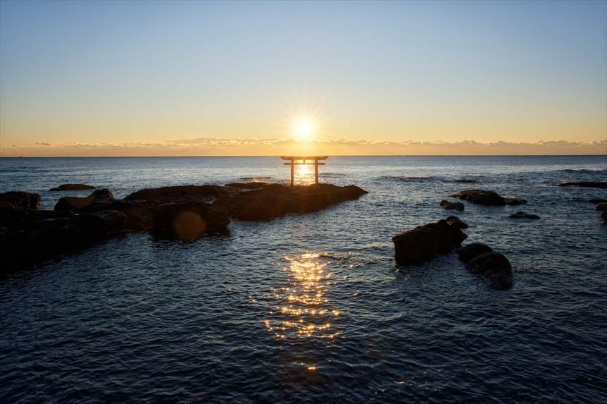神磯の鳥居の後ろから昇る朝日　露光時間1/400では光の筋が出ない