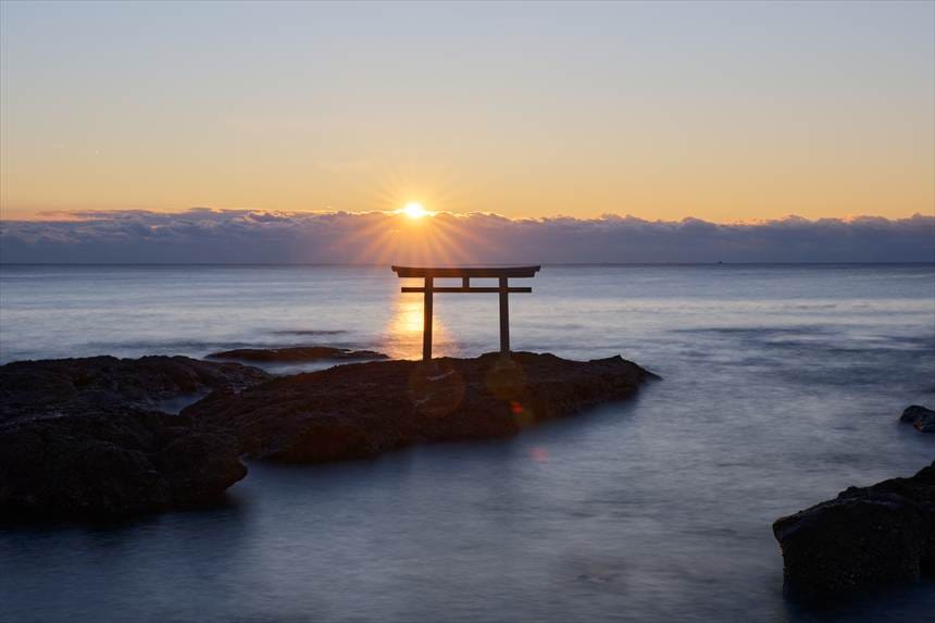 雲の隙間から現れる朝日と神磯の鳥居