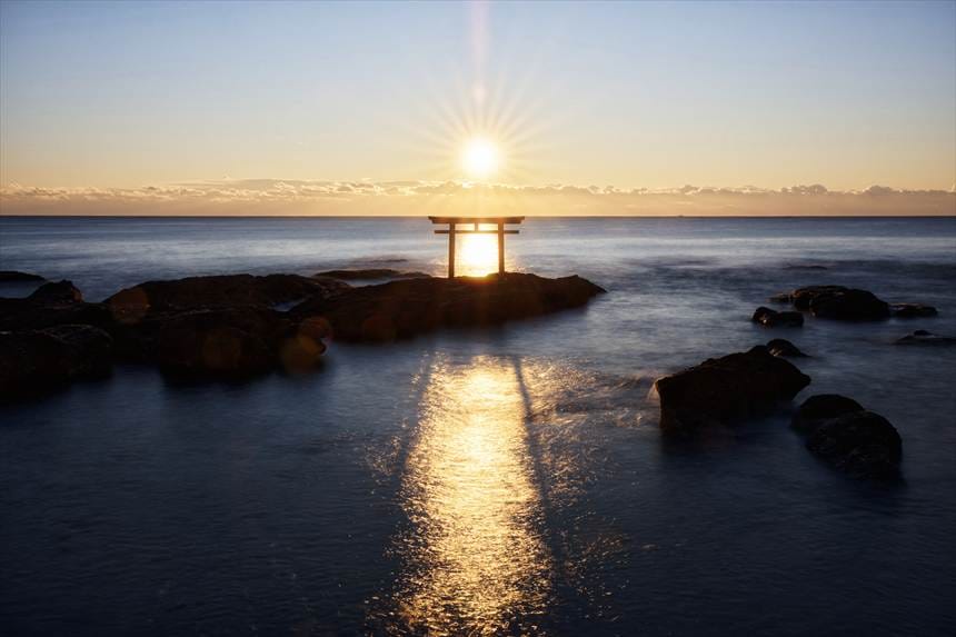 神磯の鳥居の後ろから昇る朝日と光の筋。ベストショット。