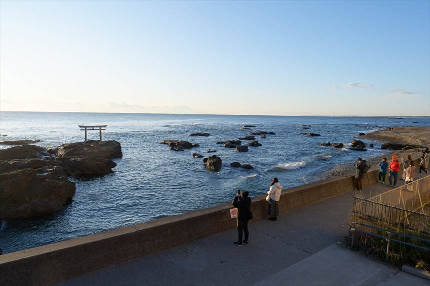 神磯の鳥居の撮影地。堤防の様子。