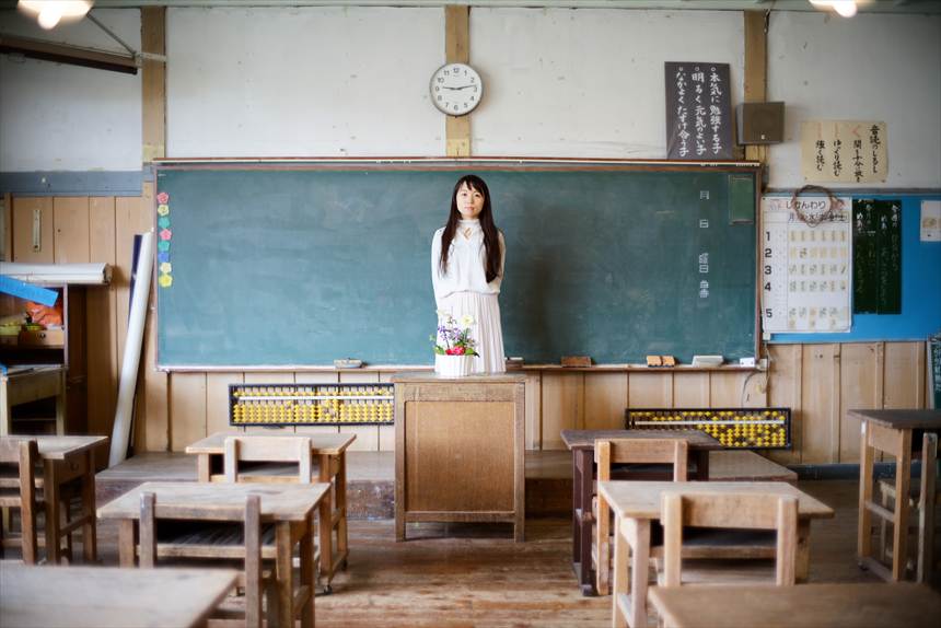 旧上岡小学校　教室の風景、教壇と黒板と
