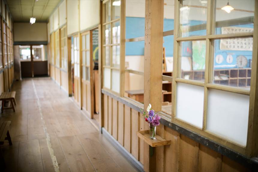 旧上岡小学校　木の廊下と花