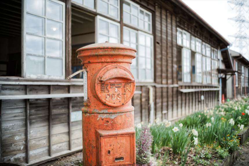 旧上岡小学校
ポストとスイセンと校舎