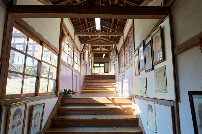 旧上岡小学校　渡り廊下と生徒たちの似顔絵