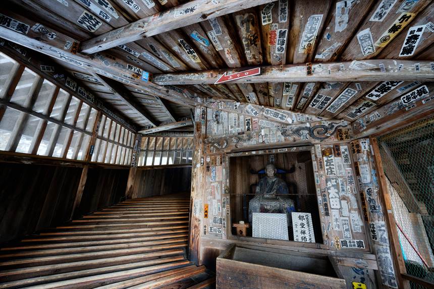 さざえ堂の内部 入るとすぐに郁堂和尚の像がある