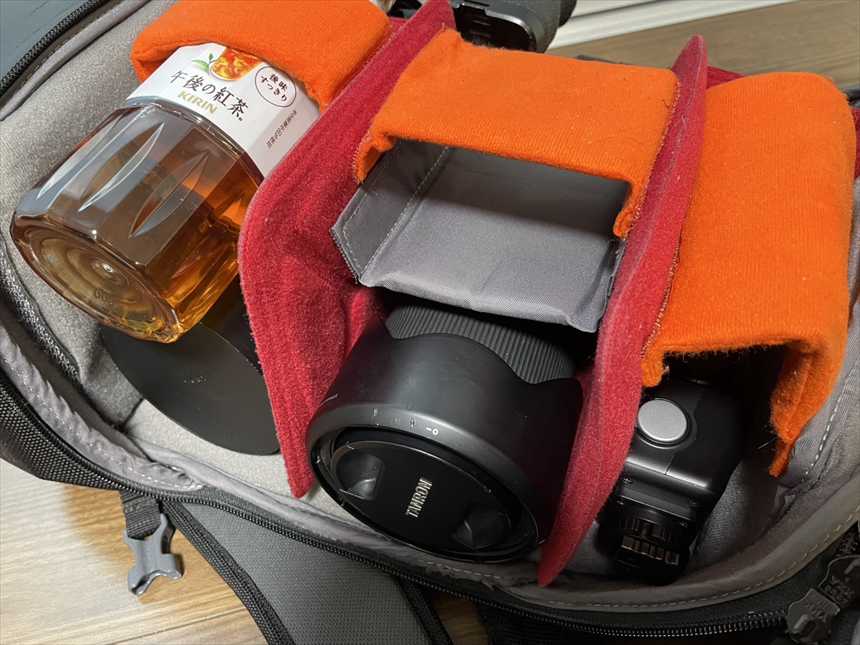 サイドからアクセスできるようにレンズを配置