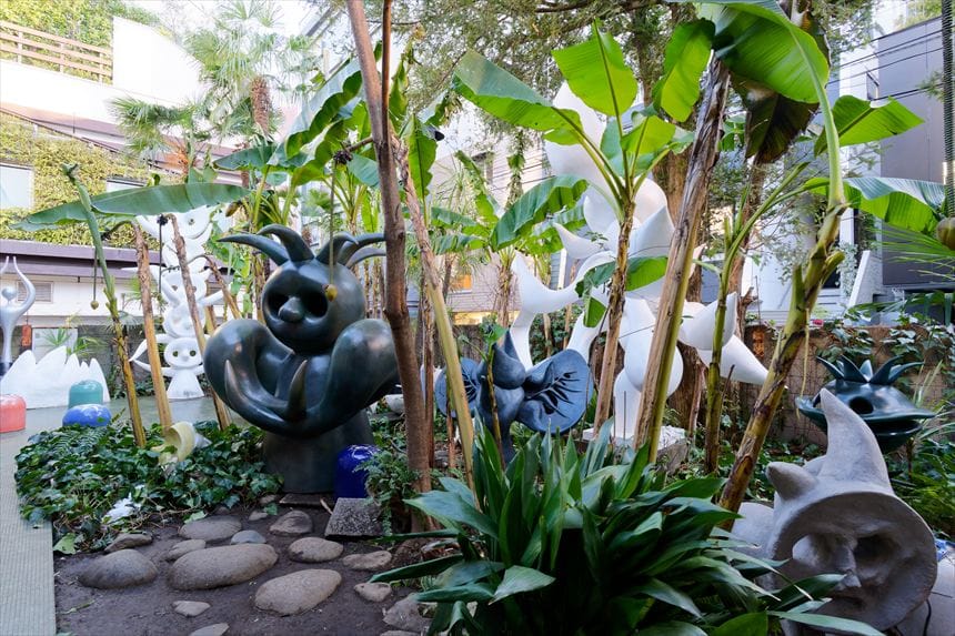 岡本太郎記念館の庭の全景