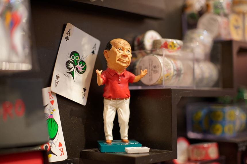 グッズ売り場の非売品の岡本太郎フィギュア