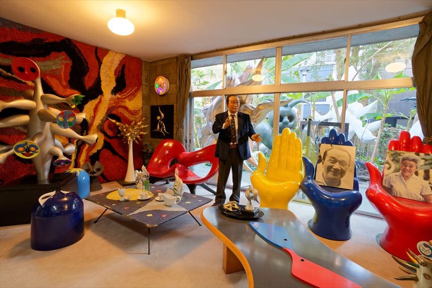 岡本太郎デザインのユニークな椅子と机