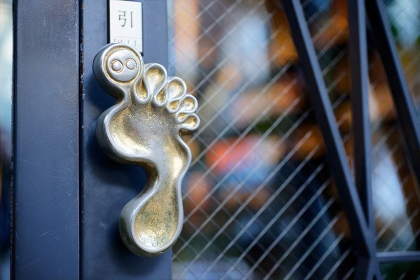 岡本太郎記念館のドアの取っ手（足のデザイン）