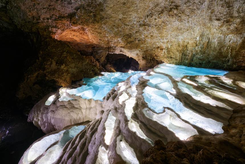 銀水洞のリムストーンプール横から撮影