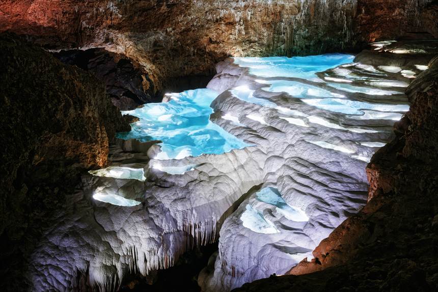 銀水洞のリムストーンプール斜めから撮影