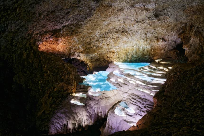 銀水洞のリムストーンプール斜めから撮影