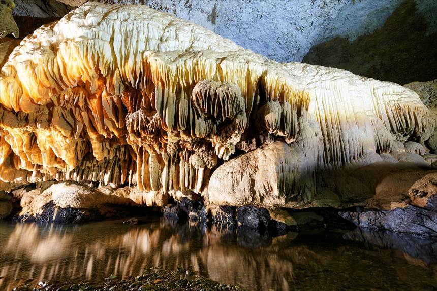 銀水洞の巨大鍾乳石