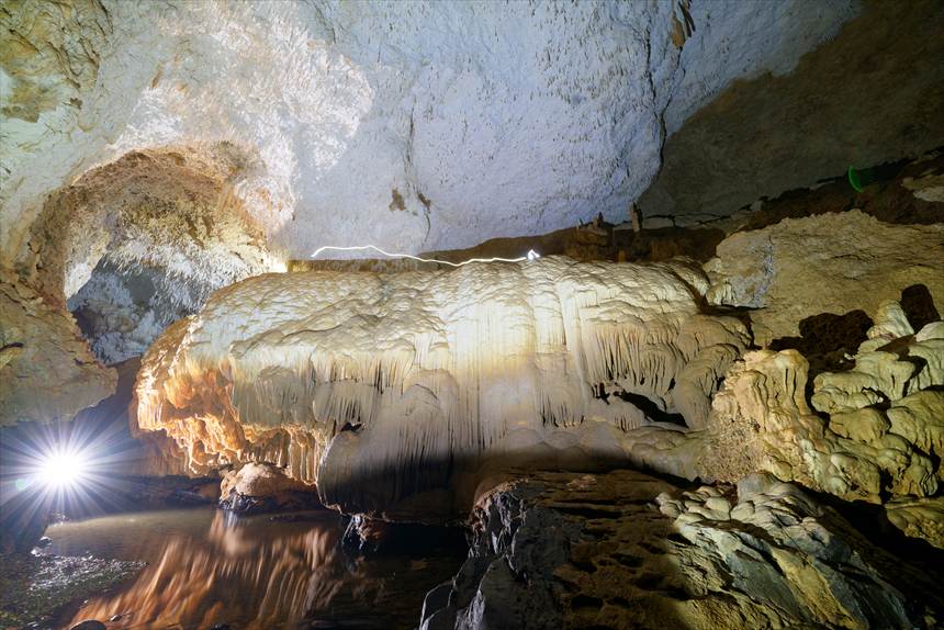 銀水洞の巨大鍾乳石