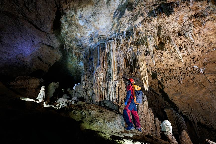 鍾乳石とモデル兼ガイドさん