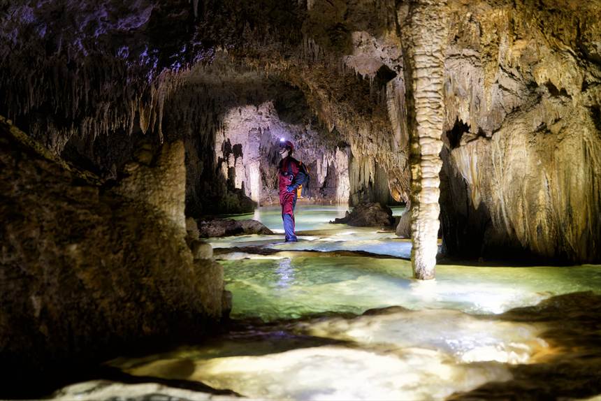 リムストーンケイブ最深部、ガイドさんがモデルになって立っている