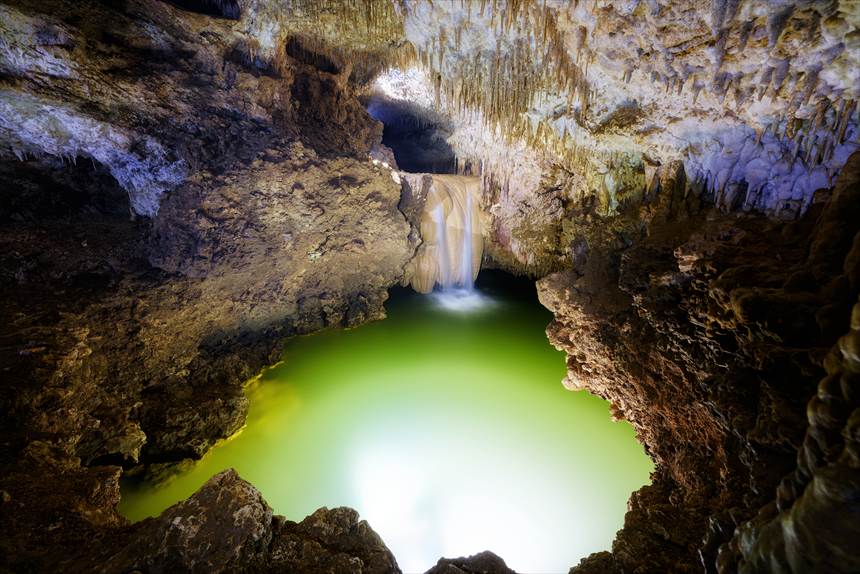 水連洞の最深部の滝