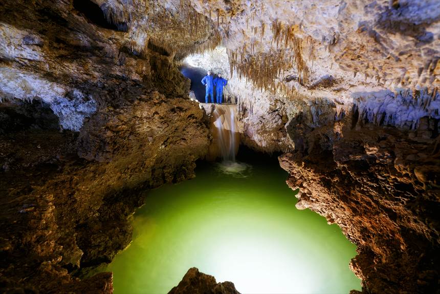 水連洞の最深部の滝で記念撮影