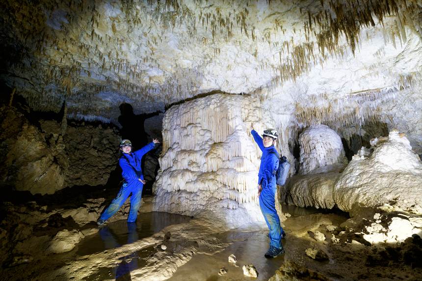 水連洞のバースデーケーキで記念撮影