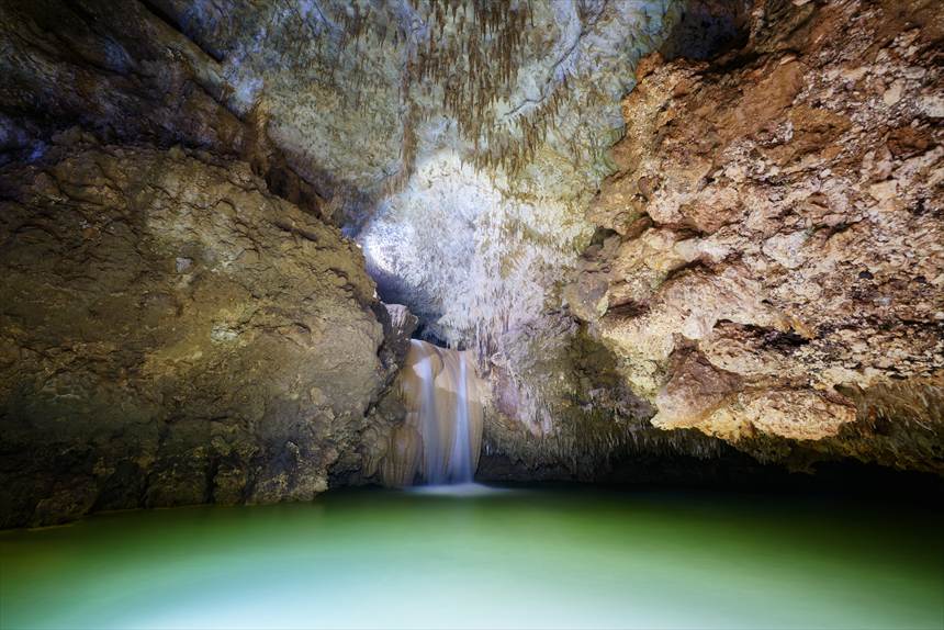 水連洞の最深部の滝