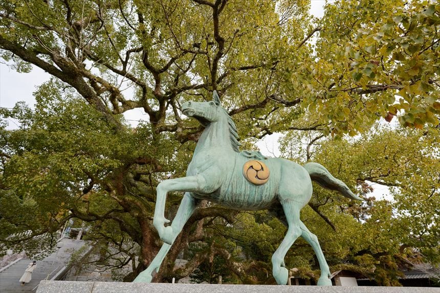 富田神社のクスノキに覆われた馬の銅像