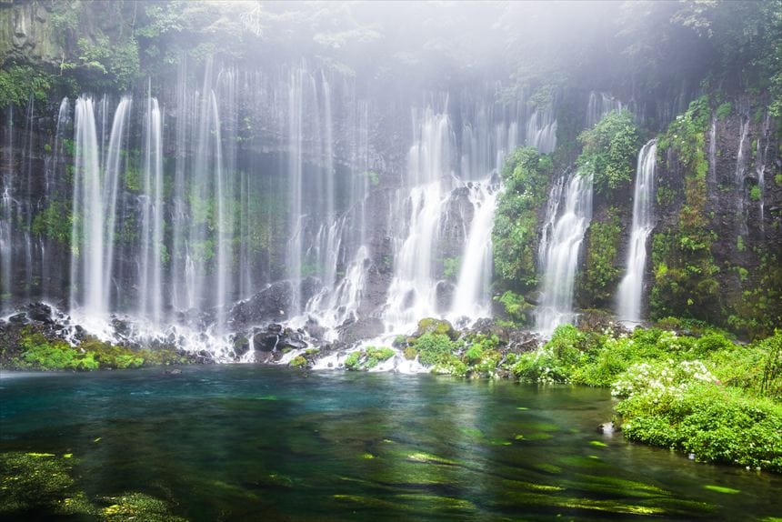 緑と水のカーテンが美しい白糸の滝
