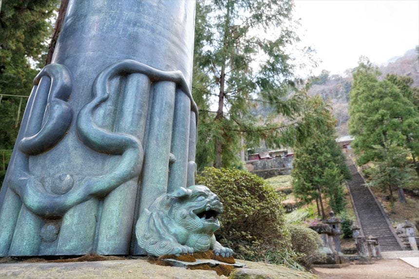 妙義神社　銅鳥居の狛犬