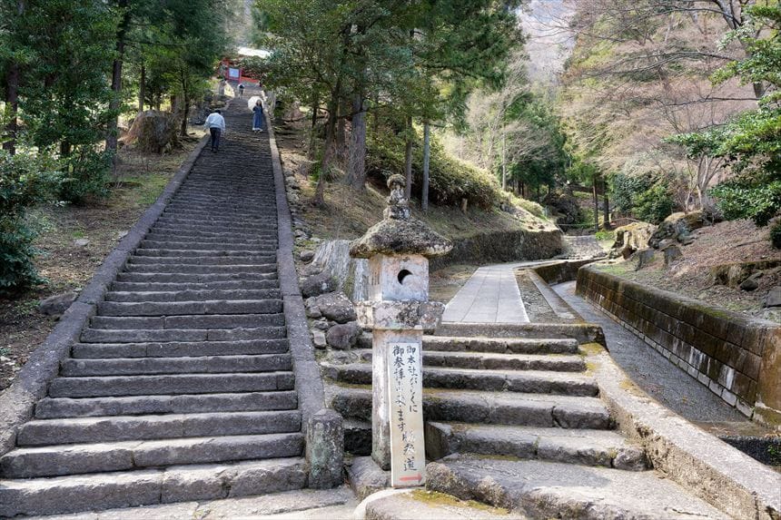 本殿前の分岐路
左：男坂
右：女坂（本殿までの緩やかな道）
妙義神社
