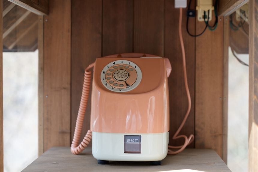 ピンクのダイヤル式電話